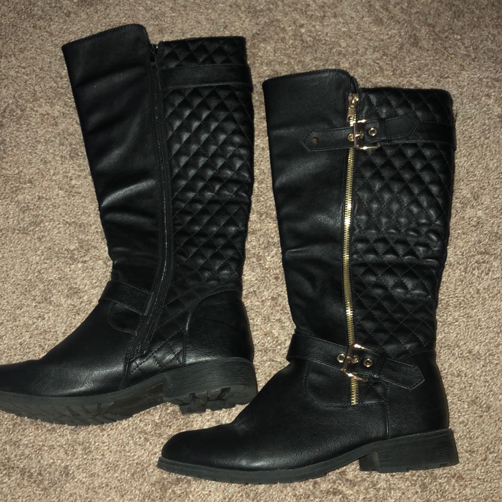 Women’s black Moto boots 💙